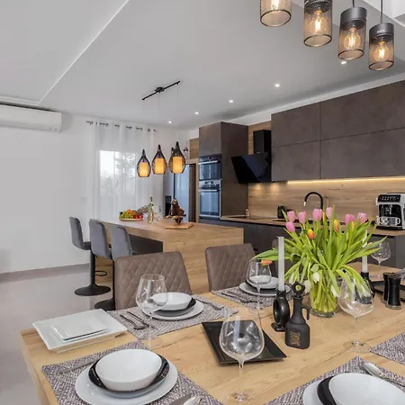 Gorgeous In With Kitchen Holiday home
